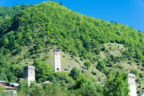 Mestia Georgia Antiguas Torres Con Pueblo Montaña Paisaje Famoso Mestia —  Fotos de Stock