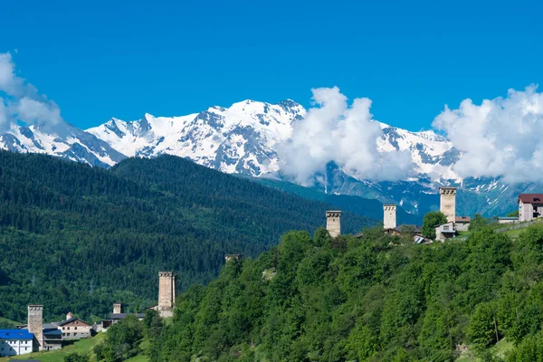 Mestia Georgia Antiguas Torres Con Pueblo Montaña Paisaje Famoso Mestia —  Fotos de Stock