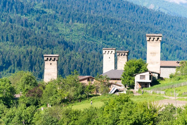 Mestia Georgia Antiguas Torres Con Pueblo Montaña Paisaje Famoso Mestia —  Fotos de Stock