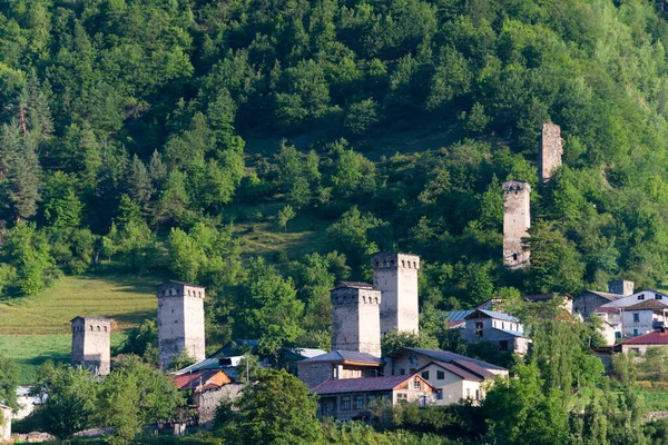 Mestia Georgia Antiguas Torres Con Pueblo Montaña Paisaje Famoso Mestia —  Fotos de Stock