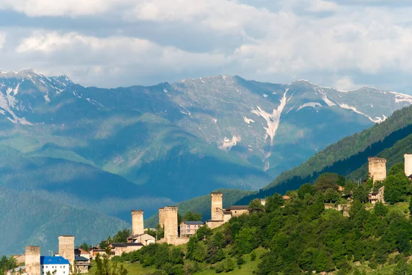 Mestia Georgia Antiguas Torres Con Pueblo Montaña Paisaje Famoso Mestia —  Fotos de Stock