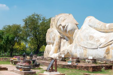 Ayutthaya, Tayland - Nirvana heykeli Ayutthaya, Tayland WAT LOKAYA SUTHA 'da. Dünya Mirası Bölgesi - Ayutthaya Tarihi Kenti.