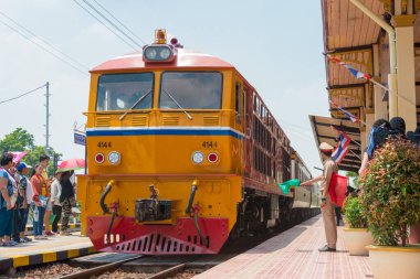 Ayutthaya, Tayland - Tayland Devlet Demiryolu Diesel elektrikli Alstom lokomotifi 4144 Ayutthaya Tren İstasyonu, Ayutthaya, Tayland.
