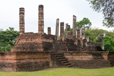 Sukhothai, Tayland - Sukhothai Tarih Parkı 'ndaki Wat Mai Manastırı, Sukhothai, Tayland. Sukhothai ve Associated Historic Towns 'un Dünya Mirası Tarihi Kasabası' nın bir parçasıdır..