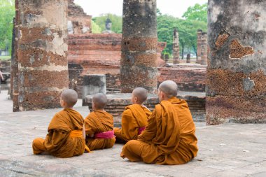 Sukhothai, Tayland - Sukhothai Tarihi Parkı 'nda dua eden keşişler, Sukhothai, Tayland.
