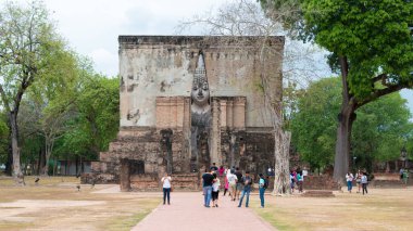 Sukhothai, Tayland - Sukhothai Tarih Parkı, Sukhothai, Tayland 'da Wat Sri Chum. Sukhothai ve Associated Historic Towns 'un Dünya Mirası Tarihi Kasabası' nın bir parçasıdır..