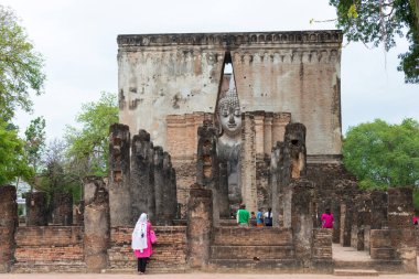 Sukhothai, Tayland - Sukhothai Tarih Parkı, Sukhothai, Tayland 'da Wat Sri Chum. Sukhothai ve Associated Historic Towns 'un Dünya Mirası Tarihi Kasabası' nın bir parçasıdır..