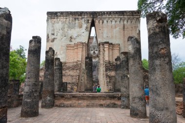 Sukhothai, Tayland - Sukhothai Tarih Parkı, Sukhothai, Tayland 'da Wat Sri Chum. Sukhothai ve Associated Historic Towns 'un Dünya Mirası Tarihi Kasabası' nın bir parçasıdır..