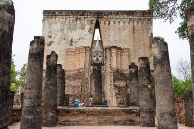 Sukhothai, Tayland - Sukhothai Tarih Parkı, Sukhothai, Tayland 'da Wat Sri Chum. Sukhothai ve Associated Historic Towns 'un Dünya Mirası Tarihi Kasabası' nın bir parçasıdır..