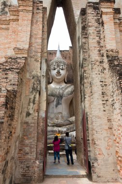 Sukhothai, Tayland - Sukhothai Tarih Parkı, Sukhothai, Tayland 'da Wat Sri Chum. Sukhothai ve Associated Historic Towns 'un Dünya Mirası Tarihi Kasabası' nın bir parçasıdır..