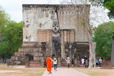 Sukhothai, Tayland - Sukhothai Tarih Parkı, Sukhothai, Tayland 'da Wat Sri Chum. Sukhothai ve Associated Historic Towns 'un Dünya Mirası Tarihi Kasabası' nın bir parçasıdır..