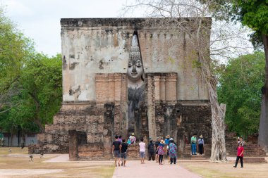 Sukhothai, Tayland - Sukhothai Tarih Parkı, Sukhothai, Tayland 'da Wat Sri Chum. Sukhothai ve Associated Historic Towns 'un Dünya Mirası Tarihi Kasabası' nın bir parçasıdır..