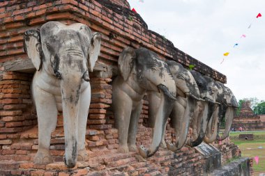 Sukhothai, Tayland - Sukhothai Tarih Parkı, Sukhothai, Tayland 'da Wat Sorasak. Sukhothai ve Associated Historic Towns 'un Dünya Mirası Tarihi Kasabası' nın bir parçasıdır..