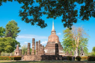 Sukhothai, Tayland - Sukhothai Tarih Parkı, Sukhothai, Tayland 'da Wat Chana Songkhram. Sukhothai ve Associated Historic Town 'un Dünya Mirası -Tarihi Kasabası' nın bir parçasıdır.