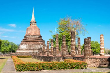 Sukhothai, Tayland - Sukhothai Tarih Parkı, Sukhothai, Tayland 'da Wat Chana Songkhram. Sukhothai ve Associated Historic Town 'un Dünya Mirası -Tarihi Kasabası' nın bir parçasıdır.