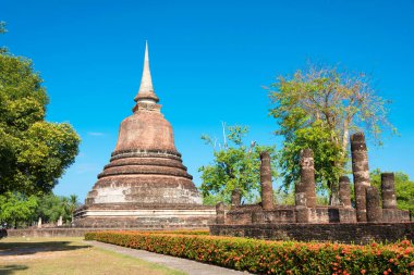 Sukhothai, Tayland - Sukhothai Tarih Parkı, Sukhothai, Tayland 'da Wat Chana Songkhram. Sukhothai ve Associated Historic Town 'un Dünya Mirası -Tarihi Kasabası' nın bir parçasıdır.