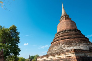 Sukhothai, Tayland - Sukhothai Tarih Parkı, Sukhothai, Tayland 'da Wat Chana Songkhram. Sukhothai ve Associated Historic Town 'un Dünya Mirası -Tarihi Kasabası' nın bir parçasıdır.