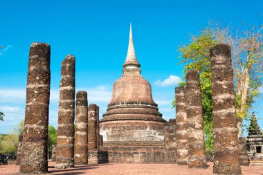 Sukhothai, Tayland - Sukhothai Tarih Parkı, Sukhothai, Tayland 'da Wat Chana Songkhram. Sukhothai ve Associated Historic Town 'un Dünya Mirası -Tarihi Kasabası' nın bir parçasıdır.