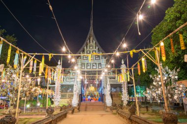 Chiang Mai, Tayland - Chiang Mai, Tayland 'daki Wat Lok Moli' de gece görüşü. Tapınağın ne zaman inşa edildiği bilinmemekle birlikte ilk kez 1367 yılında bir sözleşmede bahsedilmiştir..