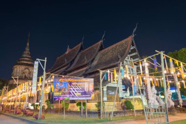 Chiang Mai, Tayland - Chiang Mai, Tayland 'daki Wat Lok Moli' de gece görüşü. Tapınağın ne zaman inşa edildiği bilinmemekle birlikte ilk kez 1367 yılında bir sözleşmede bahsedilmiştir..