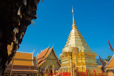 Chiang Mai, Tayland - Wat Phrathat Doi Suthep 'de Altın Stupa, Chiang Mai, Tayland. Tapınak ilk olarak 1383 yılında inşa edildi..