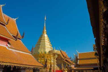 Chiang Mai, Tayland - Wat Phrathat Doi Suthep 'de Altın Stupa, Chiang Mai, Tayland. Tapınak ilk olarak 1383 yılında inşa edildi..