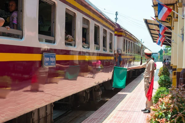 Ayutthaya, Tayland - Ayutthaya, Tayland 'daki Ayutthaya tren istasyonu. Tayland Devlet Demiryolu 'nda 4041 km' lik 1000mm 'lik demiryolu ağı var..