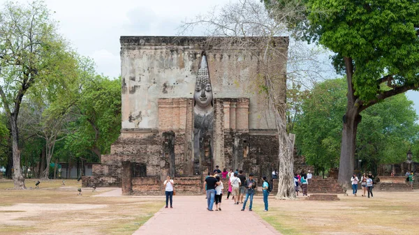 Sukhothai, Tayland - Sukhothai Tarih Parkı, Sukhothai, Tayland 'da Wat Sri Chum. Sukhothai ve Associated Historic Towns 'un Dünya Mirası Tarihi Kasabası' nın bir parçasıdır..