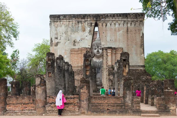 Sukhothai, Tayland - Sukhothai Tarih Parkı, Sukhothai, Tayland 'da Wat Sri Chum. Sukhothai ve Associated Historic Towns 'un Dünya Mirası Tarihi Kasabası' nın bir parçasıdır..