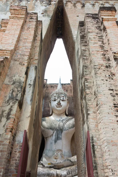 Sukhothai, Tayland - Sukhothai Tarih Parkı, Sukhothai, Tayland 'da Wat Sri Chum. Sukhothai ve Associated Historic Towns 'un Dünya Mirası Tarihi Kasabası' nın bir parçasıdır..