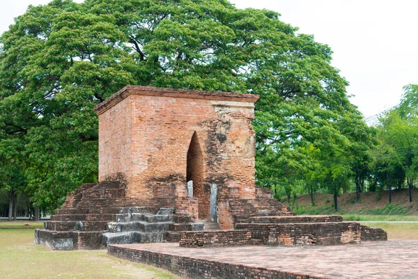 Sukhothai, Tayland - Wat Mae Chon Sukhothai Tarih Parkı, Sukhothai, Tayland. Sukhothai ve Associated Historic Towns 'un Dünya Mirası Tarihi Kasabası' nın bir parçasıdır..