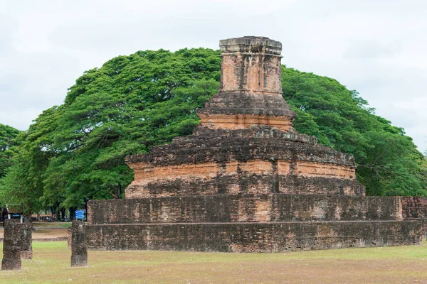 Sukhothai, Tayland - Wat Mae Chon Sukhothai Tarih Parkı, Sukhothai, Tayland. Sukhothai ve Associated Historic Towns 'un Dünya Mirası Tarihi Kasabası' nın bir parçasıdır..