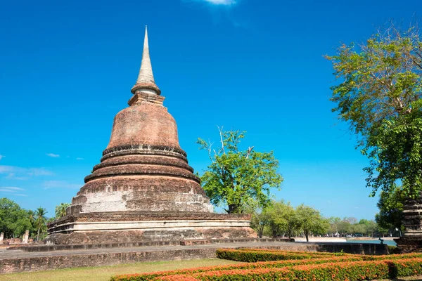 Sukhothai, Tayland - Sukhothai Tarih Parkı, Sukhothai, Tayland 'da Wat Chana Songkhram. Sukhothai ve Associated Historic Town 'un Dünya Mirası -Tarihi Kasabası' nın bir parçasıdır.