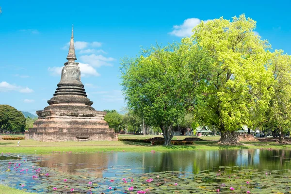 Sukhothai, Tayland - Sukhothai Tarih Parkı, Sukhothai, Tayland 'da Wat Mahathat. Sukhothai ve Associated Historic Towns Dünya Mirası Bölgesi 'nin bir parçasıdır..