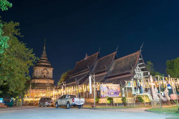 Chiang Mai, Tayland - Chiang Mai, Tayland 'daki Wat Lok Moli' de gece görüşü. Tapınağın ne zaman inşa edildiği bilinmemekle birlikte ilk kez 1367 yılında bir sözleşmede bahsedilmiştir..