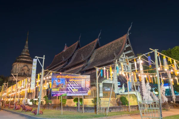 Chiang Mai, Tayland - Chiang Mai, Tayland 'daki Wat Lok Moli' de gece görüşü. Tapınağın ne zaman inşa edildiği bilinmemekle birlikte ilk kez 1367 yılında bir sözleşmede bahsedilmiştir..