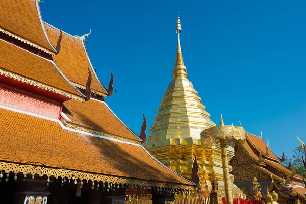 Chiang Mai, Tayland - Wat Phrathat Doi Suthep 'de Altın Stupa, Chiang Mai, Tayland. Tapınak ilk olarak 1383 yılında inşa edildi..