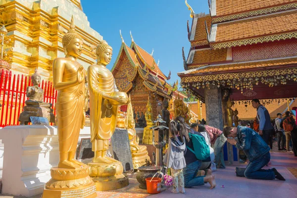 Chiang Mai, Tayland - Tayland 'da Wat Phrathat Doi Suthep' te Altın Buda Heykeli. Tapınak ilk olarak 1383 yılında inşa edildi..