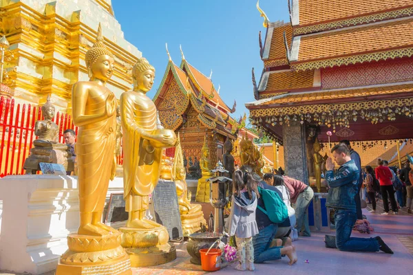 Chiang Mai, Tayland - Tayland 'da Wat Phrathat Doi Suthep' te Altın Buda Heykeli. Tapınak ilk olarak 1383 yılında inşa edildi..