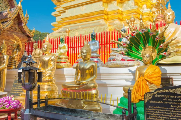 Chiang Mai, Tayland - Tayland 'da Wat Phrathat Doi Suthep' te Altın Buda Heykeli. Tapınak ilk olarak 1383 yılında inşa edildi..
