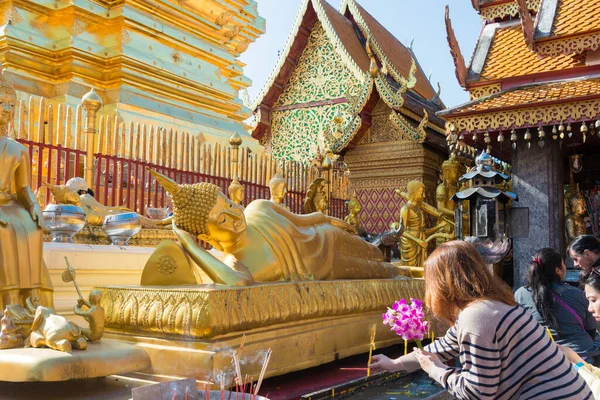 Chiang Mai, Tayland - Tayland 'da Wat Phrathat Doi Suthep' te Altın Buda Heykeli. Tapınak ilk olarak 1383 yılında inşa edildi..