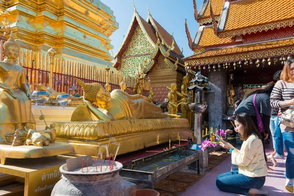 Chiang Mai, Tayland - Tayland 'da Wat Phrathat Doi Suthep' te Altın Buda Heykeli. Tapınak ilk olarak 1383 yılında inşa edildi..
