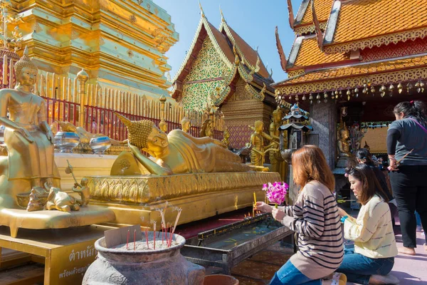 Chiang Mai, Tayland - Tayland 'da Wat Phrathat Doi Suthep' te Altın Buda Heykeli. Tapınak ilk olarak 1383 yılında inşa edildi..
