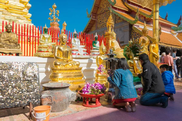 Chiang Mai, Tayland - Wat Phrathat Doi Suthep, Tayland 'da Buda Heykeli. Tapınak ilk olarak 1383 yılında inşa edildi..