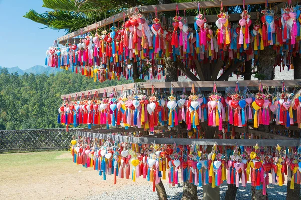 サンティション村 メイ香港ソン省 タイでゆんライ視点のスタンド上の願いと訪問者の名前のタッセル付きのカラフルな心の多数 — ストック写真