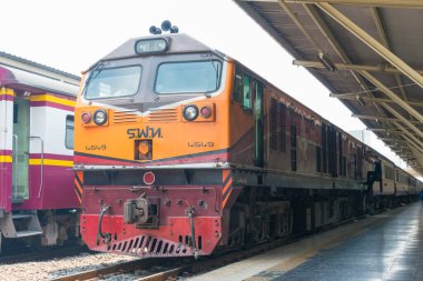 Bangkok, Tayland - Tayland Devlet Demiryolu Diesel elektrikli lokomotif 4549 Bangkok, Tayland 'da bir tren taşıyor.