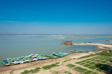 Bagan, Myanmar - Irrawaddy Nehri (Ayeyarwady Nehri) Bupaya Pagoda 'dan Bagan Arkeolojik Alanı ve Anıtları' na bakmaktadır. Bagan, Mandalay Bölgesi, Myanmar 'da ünlü bir Budist harabeleri..