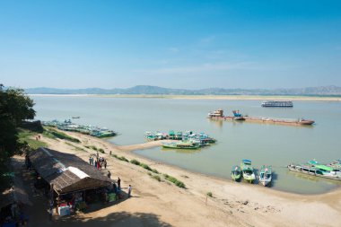 Bagan, Myanmar - Irrawaddy Nehri (Ayeyarwady Nehri) Bupaya Pagoda 'dan Bagan Arkeolojik Alanı ve Anıtları' na bakmaktadır. Bagan, Mandalay Bölgesi, Myanmar 'da ünlü bir Budist harabeleri..