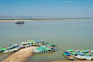 Bagan, Myanmar - Irrawaddy Nehri (Ayeyarwady Nehri) Bupaya Pagoda 'dan Bagan Arkeolojik Alanı ve Anıtları' na bakmaktadır. Bagan, Mandalay Bölgesi, Myanmar 'da ünlü bir Budist harabeleri..