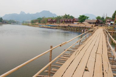Vang Vieng, Laos - Nam Song Nehri üzerindeki köprü. Vang Vieng, Vientiane Vilayeti, Laos 'ta ünlü bir manzara..